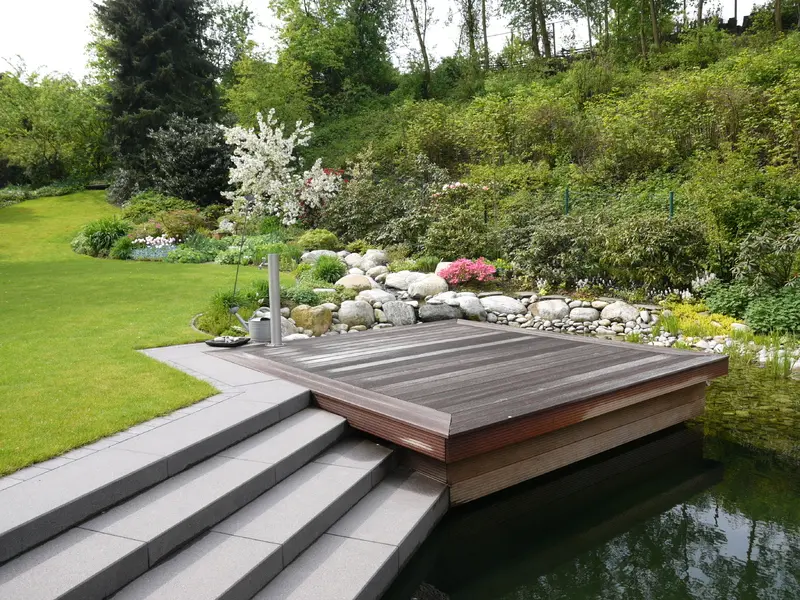 Garten mit Schwimmteich und überdachter Terrasse – Projektfoto