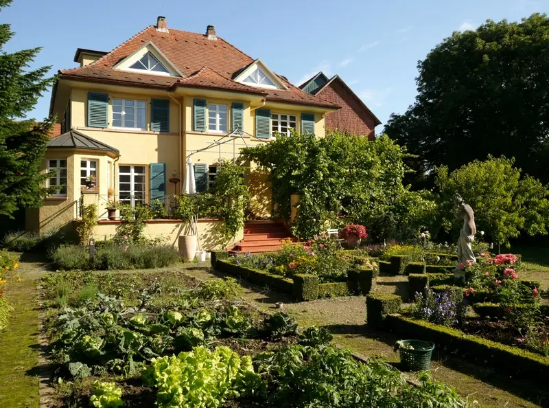 Nach der Sanierung. Terrasse, Pergola und Garten wurden vom Gartenarchitekten konzipiert.