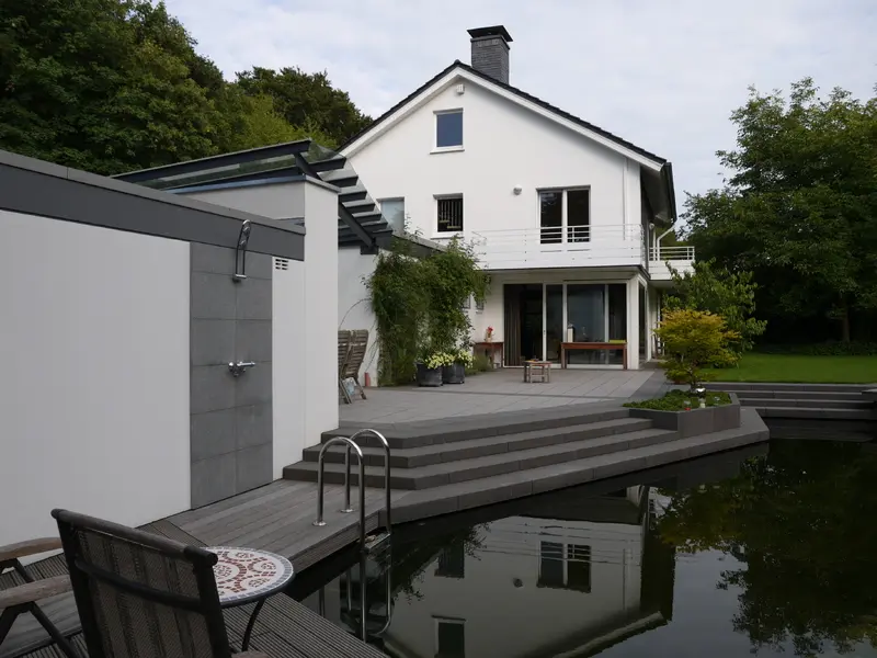 Der Schwimmteich mit 12,5x3,5 m offener Wasserfläche