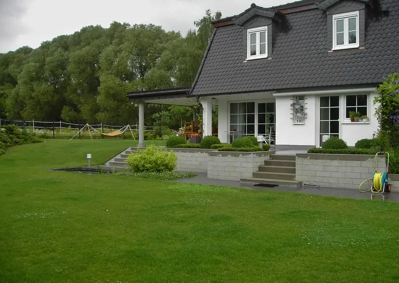 Die Überdachung auf der Westseite des Hauses wurde vom Gartenarchitekten konzipiert