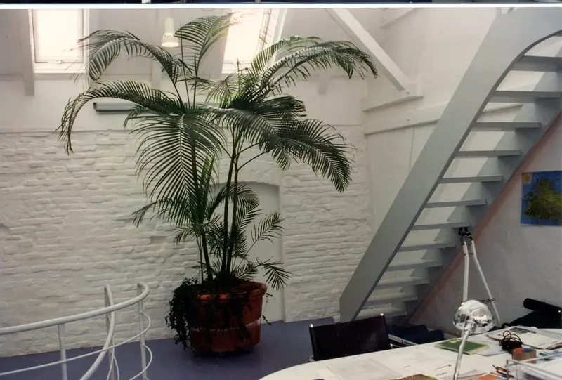 Die Treppe führt zum Gästezimmer über dem Bürotrakt.