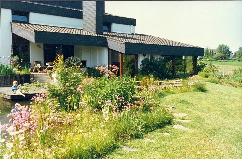 Garten mit Wasser und Stauden im Bergischen Land – Projektfoto