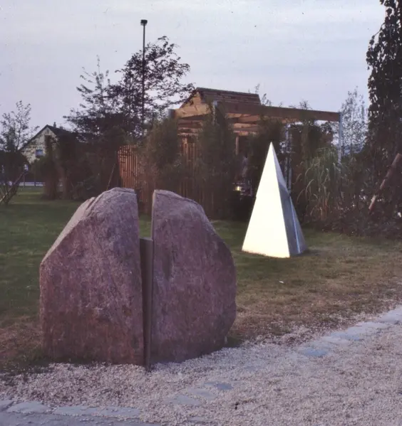 Stahl spaltet Stein