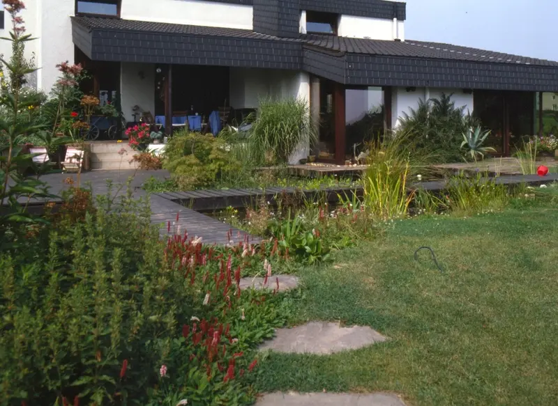 Garten mit Wasser und Stauden im Bergischen Land – Projektfoto