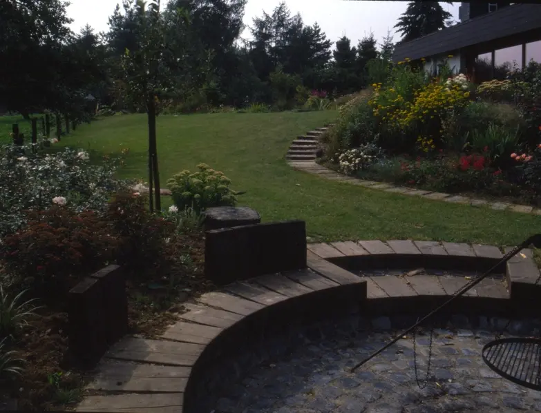 Garten mit Wasser und Stauden im Bergischen Land – Projektfoto