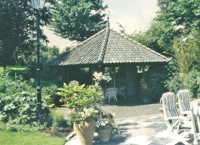 Pavillon mit Grill, Backofen und Rauchkammer