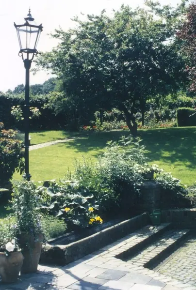 Blick vom Pavillon zum Rosengarten