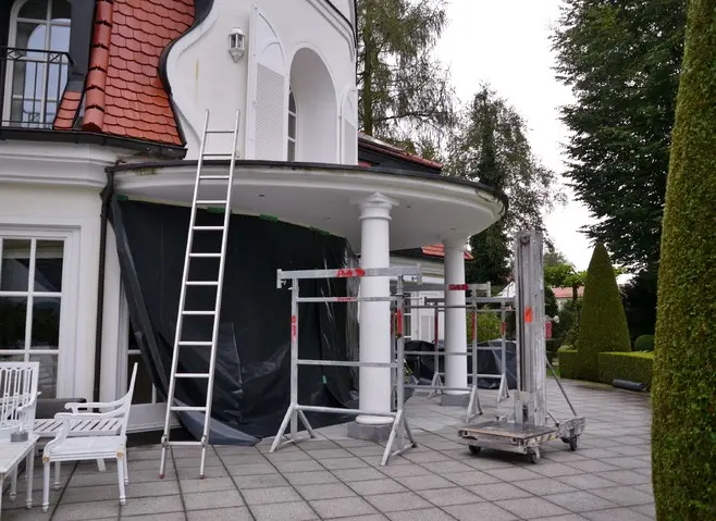 Die Idee des Gartenarchitekten: gänzliche Entfernung des Balkon mittels Betonsäge. Das Bild zeigt die Vorbereitung