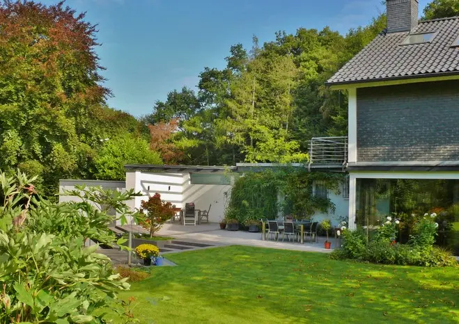 Garten mit Schwimmteich und überdachter Terrasse – Projektfoto