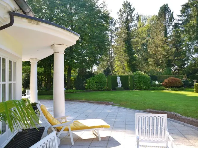Der Balkon ist gekürzt, die Säulen versetzt, die Hecke entfernt und Venus steht auf einem neuen Platz